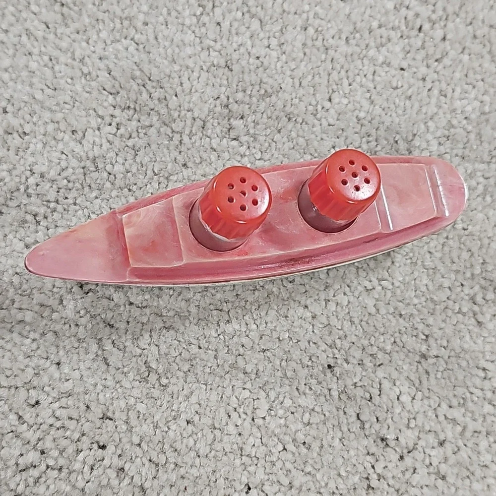Vintage‎ Plastic Yacht Ship Holding Set Of Salt and Pepper Shakers Red/White